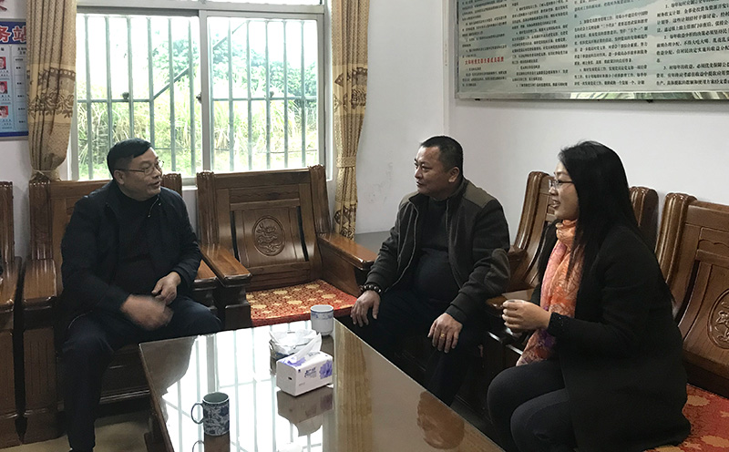 世界杯下单官方网站公司慰问组听取驻村第一书记和村两委班子对扶贫工作的意见与建议