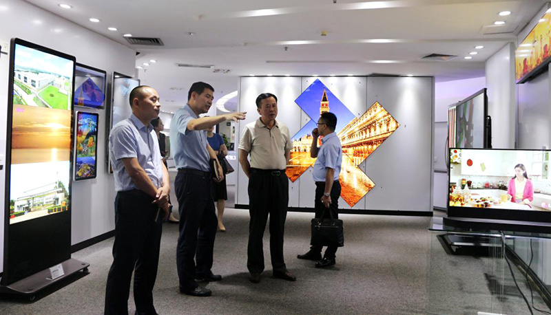 九江开发区管委会叶心林主任一行参观世界杯下单官方网站公司产品展台